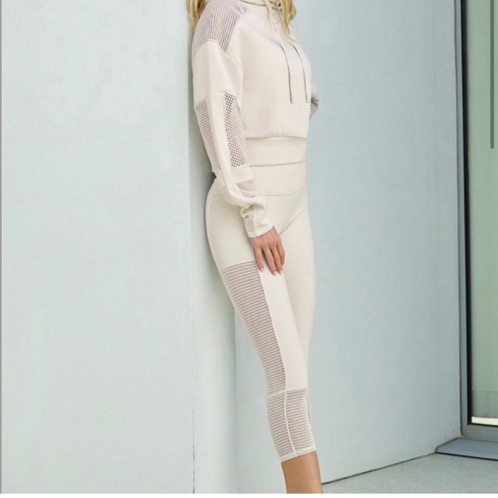 Alo Yoga Off The Grid Capri in Bone | XXS